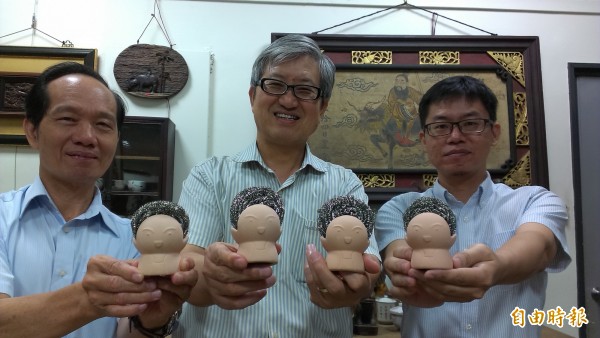 News1/吳連賞（中）鼓勵研發創新，林漢裕（右）師生創作的花媽吸水鋼絲球球座，即為代表作之一。（記者洪定宏攝）.jpg