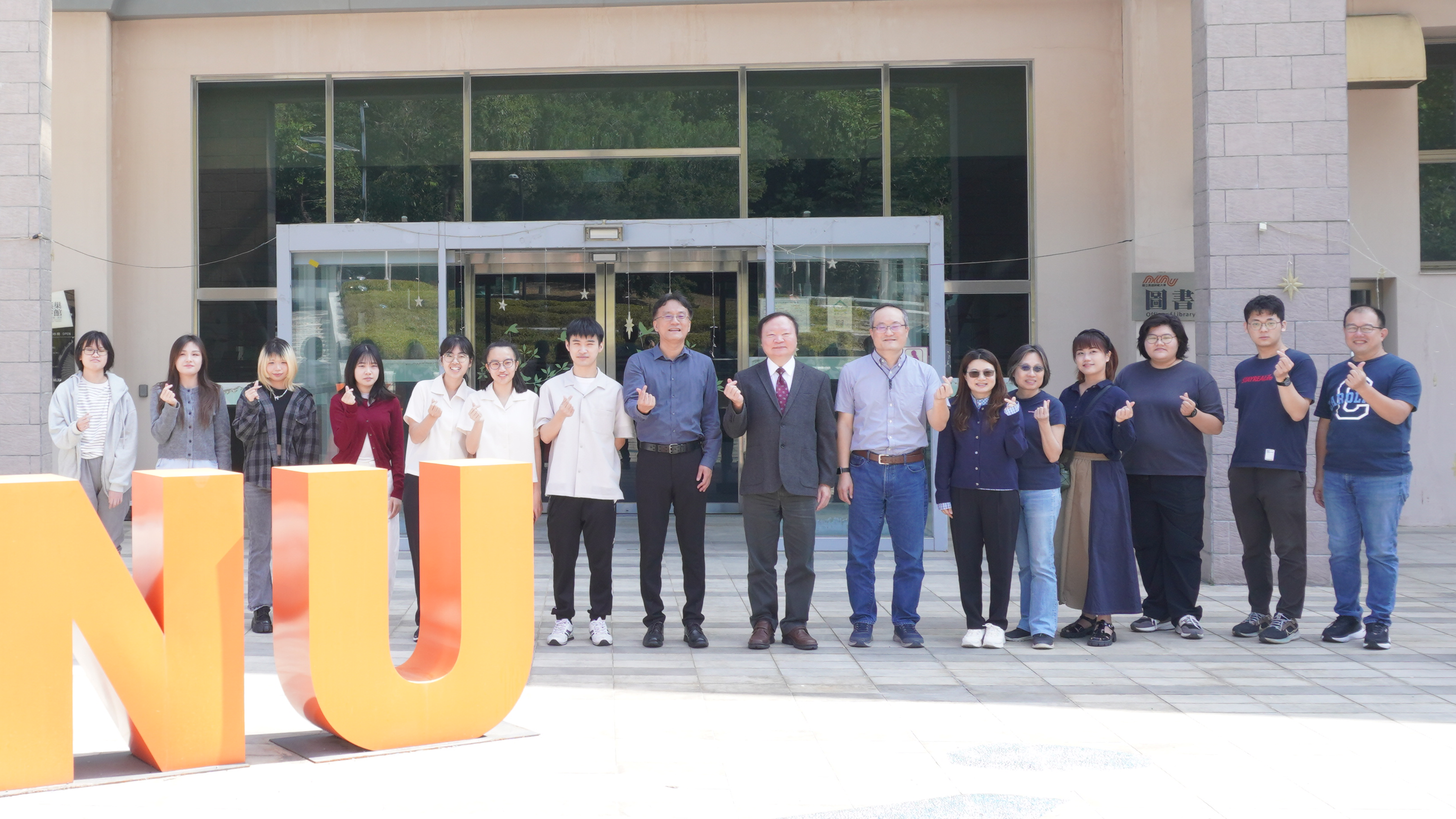 王政彥校長主持表揚儀式後與獲獎師生合影.png Custom Code