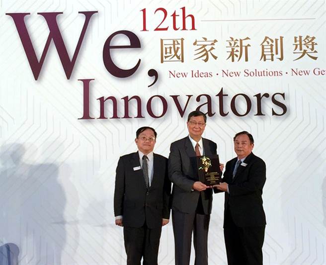 News1/經濟部政次卓士昭（中）頒獎給王惠亮副校長（右）、謝建元教授（左）。（高師大提供）.jpg